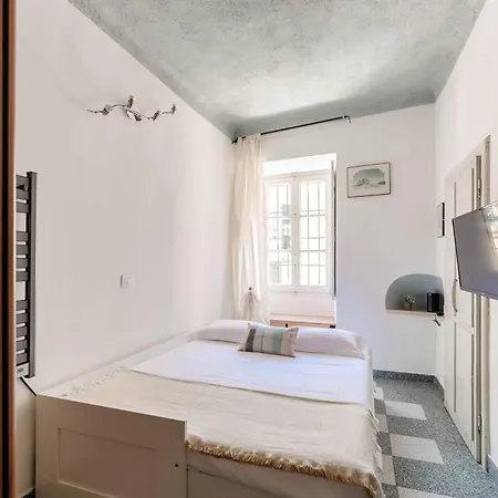 Tiny By Quokka 360 - Charming Lakeside In Apartament Carate Urio