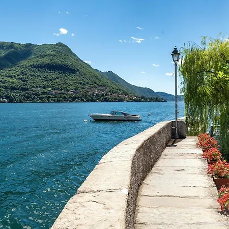 Tiny By Quokka 360 - Charming Lakeside In Apartament Carate Urio